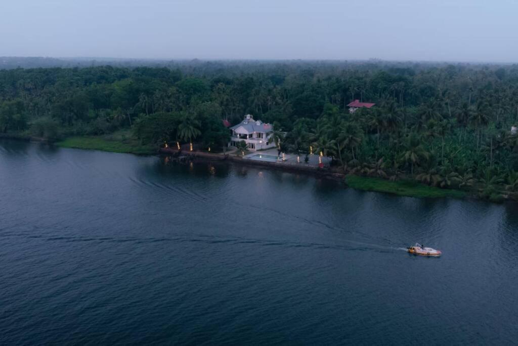 Riveria Portico - River Side 6 Bedroom Private Pool Bungalow North Paravur 外观 照片